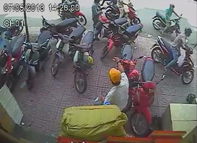 Và lên xe biến mất trước sự chứng kiến của nhiều người nhưng không ai nghi ngờ gì.