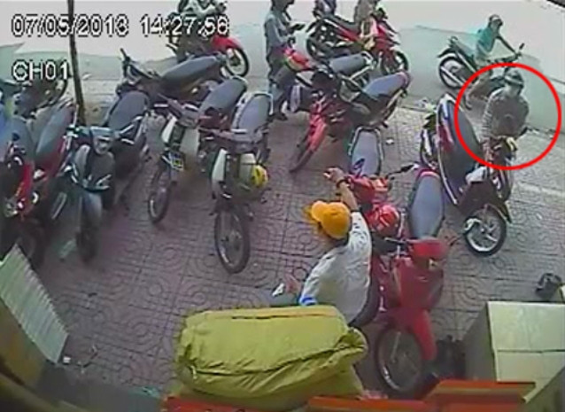 Trong chớp mắt, hắn sử dụng chìa khóa vạn năng mở khóa chiếc Honda.