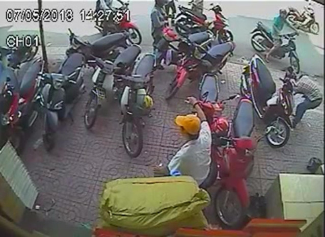 Bỏ vào chỗ đặt chân cho tiện việc bẻ khóa.