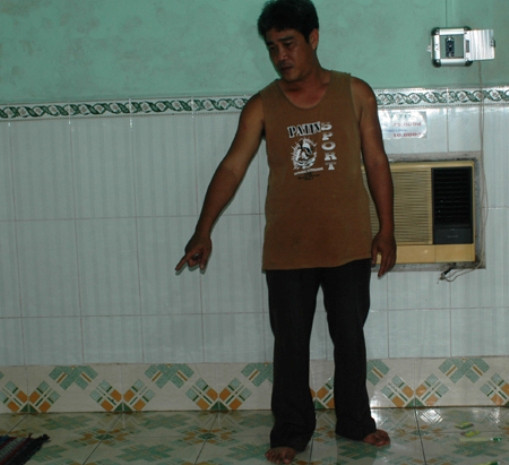 Anh Nguyễn Thành Hải chỉ nơi bị nhóm côn đồ hành hung Anh Nguyễn Thành Hải chỉ nơi bị nhóm côn đồ hành hung