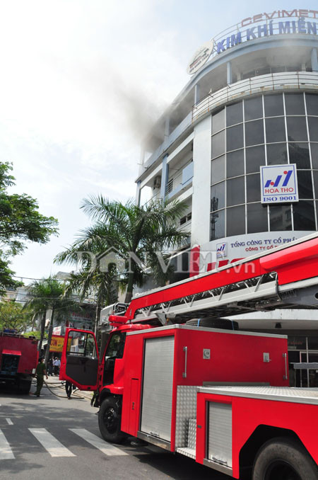 Sau gần 20 phút nỗ lực, đám cháy đã cơ bản được dập tắt. Sau gần 20 phút nỗ lực, đám cháy đã cơ bản được dập tắt.