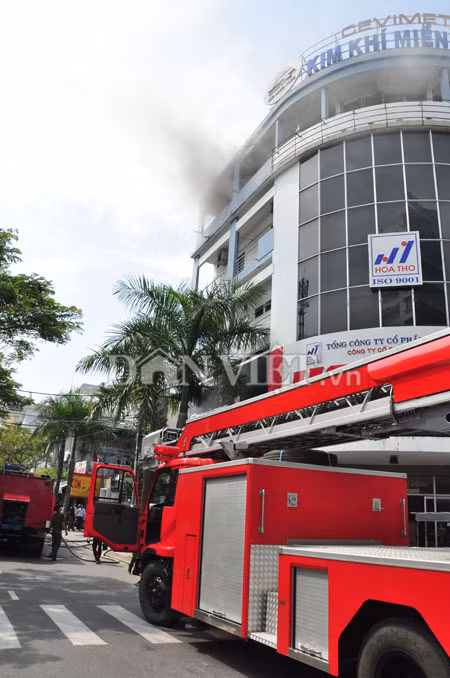 Sau gần 20 phút nỗ lực, đám cháy đã cơ bản được dập tắt.