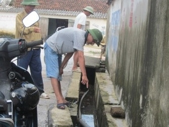 Ống nước đặt dưới rãnh nước thải - cách làm vô trách nhiệm của Cty cấp nước Thanh Hóa thời ông Nguyễn Văn Mạnh làm Tổng GĐ. Ảnh: M.T, Pháp luật xã hội Ống nước đặt dưới rãnh nước thải - cách làm vô trách nhiệm của Cty cấp nước Thanh Hóa thời ông Nguyễn Văn Mạnh làm Tổng GĐ. Ảnh: M.T, Pháp luật xã hội