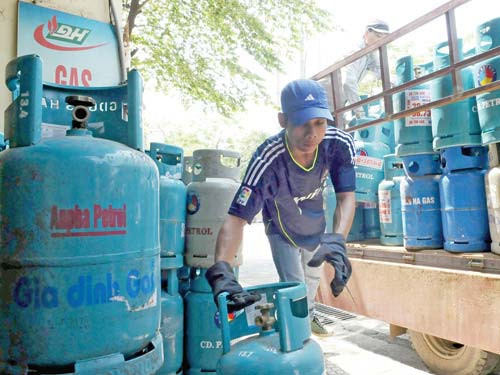 Giá gas tăng, người tiêu dùng hốt hoảng. Ảnh minh họa: Thanh niên Giá gas tăng, người tiêu dùng hốt hoảng. Ảnh minh họa: Thanh niên
