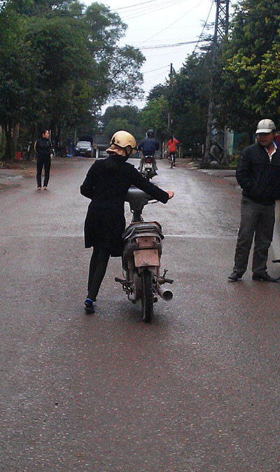 Người phụ nữ nhanh chóng đưa xe đi khỏi hiện trường