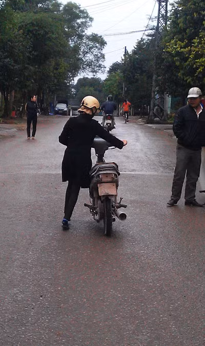 Người phụ nữ nhanh chóng đưa xe đi khỏi hiện trường