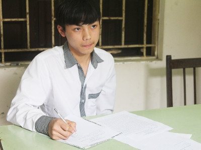 Vũ Tiến Sơn với khuôn mặt còn "búng ra sữa" tại cơ quan điều tra