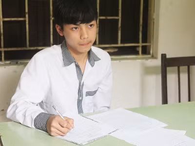 Vũ Tiến Sơn với khuôn mặt còn "búng ra sữa" tại cơ quan điều tra Vũ Tiến Sơn với khuôn mặt còn "búng ra sữa" tại cơ quan điều tra