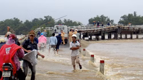Cầu Gò Nổi bị lún sụp ngày 16-11. Ảnh: Doãn Hoàng, Tuổi trẻ Cầu Gò Nổi bị lún sụp ngày 16-11. Ảnh: Doãn Hoàng, Tuổi trẻ