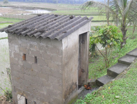 Nhà vệ sinh nơi phát hiện anh C tử vong Nhà vệ sinh nơi phát hiện anh C tử vong