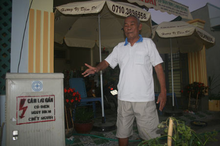 Một người dân khu tái định cư rất bức xúc khi biết mình bị dụ lắp đường dây điện Một người dân khu tái định cư rất bức xúc khi biết mình bị dụ lắp đường dây điện