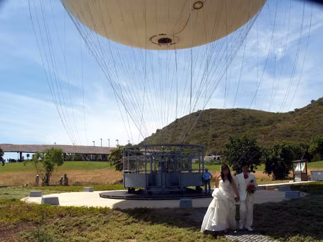 Đôi vợ chồng mới cưới sung sướng rời khinh khí cầu. Họ trở thành cặp đôi đầu tiên tại Việt Nam trao nhẫn cưới trên phương tiện bay đặc biệt này. Ảnh: Khuê Việt Trường, VnExpress