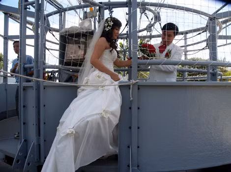 Chú rể ga lăng đỡ người bạn đời của mình vào lồng cabin khinh khí cầu. Ảnh: Khuê Việt Cường, VnExpress