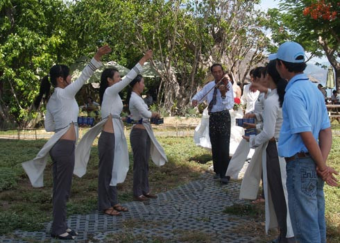 Cô dâu Thu Hương và chú rể Nguyễn Nam được người nhạc công vĩ cầm đưa đường hướng ra bãi đậu khinh khí cầu, giữa hai hàng người chúc mừng. Ảnh: Khuê Việt Trường, VnExpress Cô dâu Thu Hương và chú rể Nguyễn Nam được người nhạc công vĩ cầm đưa đường hướng ra bãi đậu khinh khí cầu, giữa hai hàng người chúc mừng. Ảnh: Khuê Việt Trường, VnExpress