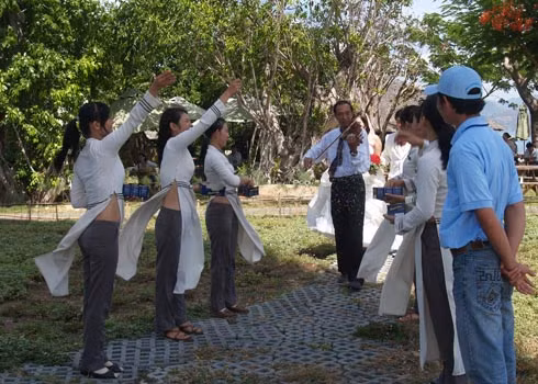 Cô dâu Thu Hương và chú rể Nguyễn Nam được người nhạc công vĩ cầm đưa đường hướng ra bãi đậu khinh khí cầu, giữa hai hàng người chúc mừng. Ảnh: Khuê Việt Trường, VnExpress