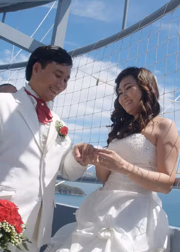 Họ trao nhẫn cho nhau trong niềm hạnh phúc vô bờ, khi khinh khí cầu đạt độ cao 150 m. Phía dưới xa xa là vịnh Nha Trang xinh đẹp, bình yên. Ảnh: Khuê Việt Trường, VnExpress