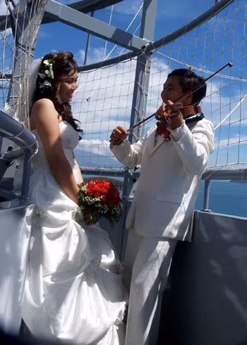 . ...và hạnh phúc lắng nghe tiếng đàn của người chồng mới cưới dành riêng cho mình. Ảnh: Khuê Việt Trường, VnExpress