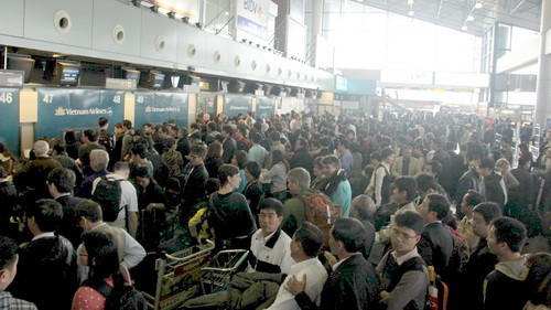 Nhiều hàng khách bị trễ chuyến chờ làm thủ tục Nhiều hàng khách bị trễ chuyến chờ làm thủ tục