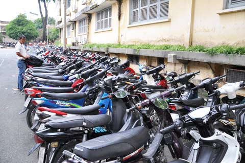 Nhiều xe bị tạm giữ song không có người đến nhận. Ảnh: Quốc Thắng Nhiều xe bị tạm giữ song không có người đến nhận. Ảnh: Quốc Thắng