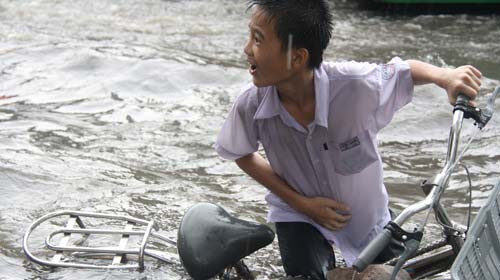 Tình trạng lún làm gia tăng nguy cơ ngập tại TP.HCM. Trong ảnh: đường Lê Đức Thọ (P.13, Q.Gò Vấp) ngập nước sau cơn mưa trái mùa ngày 17.2. Ảnh: Q.Khải Tình trạng lún làm gia tăng nguy cơ ngập tại TP.HCM. Trong ảnh: đường Lê Đức Thọ (P.13, Q.Gò Vấp) ngập nước sau cơn mưa trái mùa ngày 17.2. Ảnh: Q.Khải