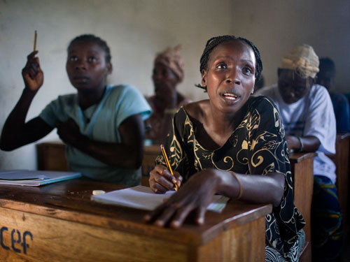 Phụ nữ và trẻ em gái nông thôn hiện chiếm 1/4 dân số toàn cầu và họ vẫn là lực lượng lao động nông nghiệp quan trọng, hay phải làm các công việc mà không được trả lương. Ảnh: Tân hoa xã Phụ nữ và trẻ em gái nông thôn hiện chiếm 1/4 dân số toàn cầu và họ vẫn là lực lượng lao động nông nghiệp quan trọng, hay phải làm các công việc mà không được trả lương. Ảnh: Tân hoa xã