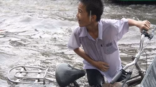 Tình trạng lún làm gia tăng nguy cơ ngập tại TP.HCM. Trong ảnh: đường Lê Đức Thọ (P.13, Q.Gò Vấp) ngập nước sau cơn mưa trái mùa ngày 17.2. Ảnh: Q.Khải