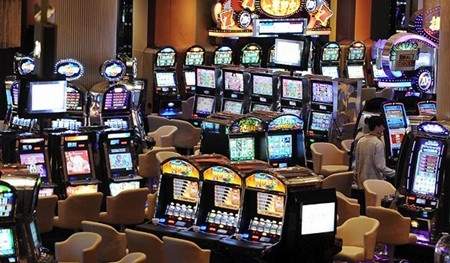 City of Dreams Resort Địa điểm: Macao, Trung Quốc Diện tích: 39.060m2 Số máy chơi bài: 1.350 Số trò chơi: 520 Số nhà hàng và quán bar: 14 Số phòng khách sạn: 1.400 City of Dreams được xem là canh bạc trị giá 2,1 tỷ USD của hai tỷ phú Lawrence Ho và James Packer bởi nó được khai trương đúng vào lúc kinh tế toàn cầu trải qua giai đoạn khủng hoảng nặng nề, ngành kinh doanh bài bạc ở Macau chịu nhiều tác động tiêu cực. Khu phức hợp này có 1.350 máy chơi bài, 14 nhà hàng và quầy bar, 1.400 phòng khách sạn. Công trình này, cùng với The Venetian Macao được xem là thước đo xem Macau có đủ sức cạnh tranh với thế giới sòng bạc đình đámLas Vegas của Mỹ hay không. Ảnh: Getty. City of Dreams Resort Địa điểm: Macao, Trung Quốc Diện tích: 39.060m2 Số máy chơi bài: 1.350 Số trò chơi: 520 Số nhà hàng và quán bar: 14 Số phòng khách sạn: 1.400 City of Dreams được xem là canh bạc trị giá 2,1 tỷ USD của hai tỷ phú Lawrence Ho và James Packer bởi nó được khai trương đúng vào lúc kinh tế toàn cầu trải qua giai đoạn khủng hoảng nặng nề, ngành kinh doanh bài bạc ở Macau chịu nhiều tác động tiêu cực. Khu phức hợp này có 1.350 máy chơi bài, 14 nhà hàng và quầy bar, 1.400 phòng khách sạn. Công trình này, cùng với The Venetian Macao được xem là thước đo xem Macau có đủ sức cạnh tranh với thế giới sòng bạc đình đámLas Vegas của Mỹ hay không. Ảnh: Getty.