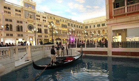 The Venetian Macao Địa điểm: Macao, Trung Quốc Diện tích: 50.778m2 Số máy chơi bài: 3.000 Số trò chơi: 870 Số nhà hàng và quán bar: 24 Số phòng khách sạn: 3.000 Sòng bạc này đã trở thành điểm đến đáng mơ ước cho tất cả những ai có máu đỏ đen ở châu Á. Nằm dưới quyền kiểm soát của tập đoàn Las Vegas Sands của tỷ phú Mỹ Sheldon Adelson, Venetial là sòng bạc lớn đầu tiên được mở cửa tại Cotai Strip, và là khách sạn lớn bậc nhất tại Châu Á. Với diện tích rộng khổng lồ, ngoài những dịch vụ như casino, khách sạn, The Venetian Macao còn có nhiều không gian dành cho hội họp, triển lãm. Thậm chí, tổ hợp này còn kèm theo một nhà hát, một khu riêng để tổ chức các bữa tiệc với sức chứa lên đến 15.000 vị khách. Nét thu hút đặc biệt nhất của sòng bạc này có lẽ bởi nó mang dáng dấp của nhiều thắng cảnh nổi tiếng tại thành phố Venice như Quảng trường St.Mark hay lâu đài Doge. Ảnh: Getty The Venetian Macao Địa điểm: Macao, Trung Quốc Diện tích: 50.778m2 Số máy chơi bài: 3.000 Số trò chơi: 870 Số nhà hàng và quán bar: 24 Số phòng khách sạn: 3.000 Sòng bạc này đã trở thành điểm đến đáng mơ ước cho tất cả những ai có máu đỏ đen ở châu Á. Nằm dưới quyền kiểm soát của tập đoàn Las Vegas Sands của tỷ phú Mỹ Sheldon Adelson, Venetial là sòng bạc lớn đầu tiên được mở cửa tại Cotai Strip, và là khách sạn lớn bậc nhất tại Châu Á. Với diện tích rộng khổng lồ, ngoài những dịch vụ như casino, khách sạn, The Venetian Macao còn có nhiều không gian dành cho hội họp, triển lãm. Thậm chí, tổ hợp này còn kèm theo một nhà hát, một khu riêng để tổ chức các bữa tiệc với sức chứa lên đến 15.000 vị khách. Nét thu hút đặc biệt nhất của sòng bạc này có lẽ bởi nó mang dáng dấp của nhiều thắng cảnh nổi tiếng tại thành phố Venice như Quảng trường St.Mark hay lâu đài Doge. Ảnh: Getty