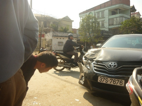 Xe 4 chỗ nát bét đầu Xe 4 chỗ nát bét đầu