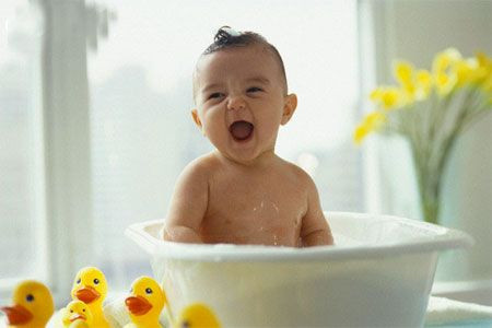 Vệ sinh sạch sẽ bằng cách tắm cho trẻ mỗi ngày để giữ da luôn thoáng sạch, mồ hôi bài tiết dễ dàng. Ảnh minh họa. Vệ sinh sạch sẽ bằng cách tắm cho trẻ mỗi ngày để giữ da luôn thoáng sạch, mồ hôi bài tiết dễ dàng. Ảnh minh họa.