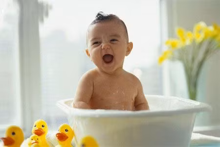 Vệ sinh sạch sẽ bằng cách tắm cho trẻ mỗi ngày để giữ da luôn thoáng sạch, mồ hôi bài tiết dễ dàng. Ảnh minh họa.