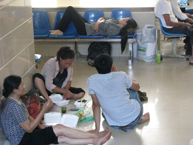 Người nằm, người ăn… cùng chung một hoàn cảnh trông đến tội nghiệp.