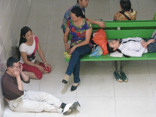 Trong chốc lát, những người nhà thăm bệnh nhân cũng “quay cuồng” vì thời tiết.