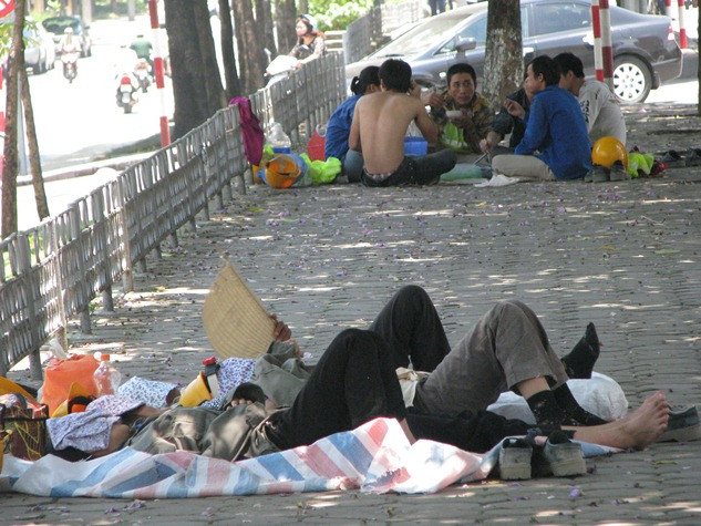 Ngay cả những người thường xuyên phải đối mặt với thời tiết khắc nghiệt ngoài trời, họ gồng mình cống hiến sức lực ngày và đêm “ vì môi trường xanh”, nhưng chính họ cũng không tránh được những bệnh tật đang rình rập mỗi khi mưa, nắng ập tới cho mình.