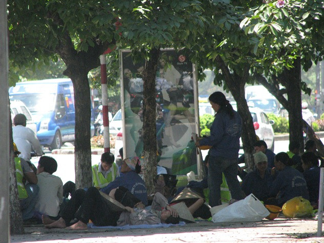 “Mang trên mình những “chiếc áo xanh bảo hộ lao động”, vậy nhưng chính họ cũng không thể thích ứng được với thời tiết quá oi bức như bây giờ” cô Hoa- Nam Định chia sẻ.