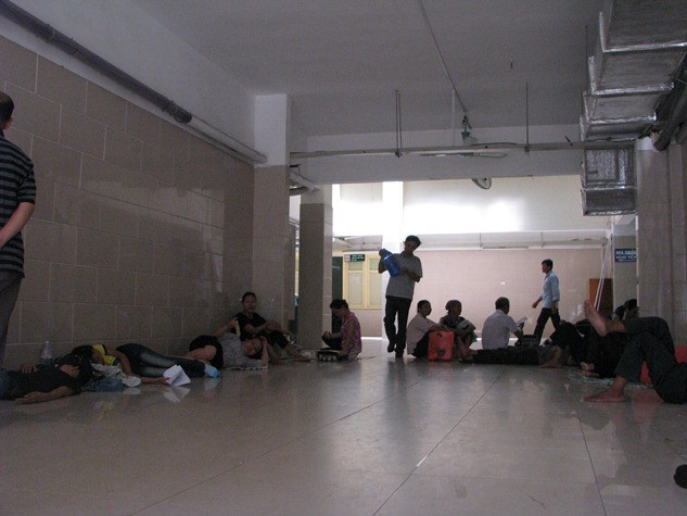 Những hành lang, những lối ra vào của bệnh viện đều được người dân xin chiếm chỗ trú nóng.