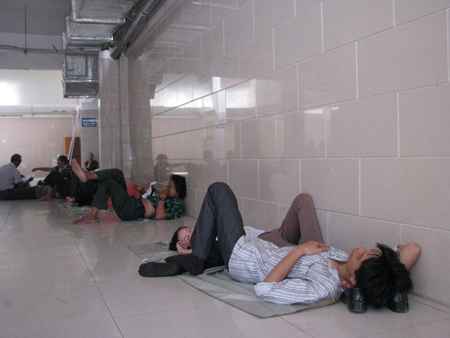 Đôi vợ chồng trẻ cũng không tránh khỏi bệnh tật “hoành hành” trong cái thời tiết “nóng như đổ lửa”.