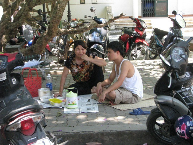 Ăn uống và sinh hoạt cũng rất khó khăn trong những ngày nắng nóng oi ả.