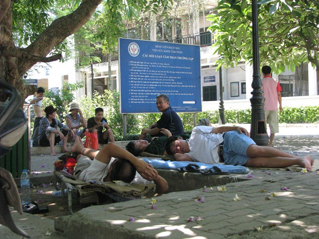 Người khỏe cũng như bệnh nhân tràn ra cả vỉa hè nắng nóng để xin chiếm chỗ.