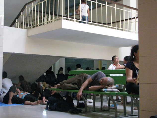 Người già và phụ nữ “rào rào” đổ bệnh.