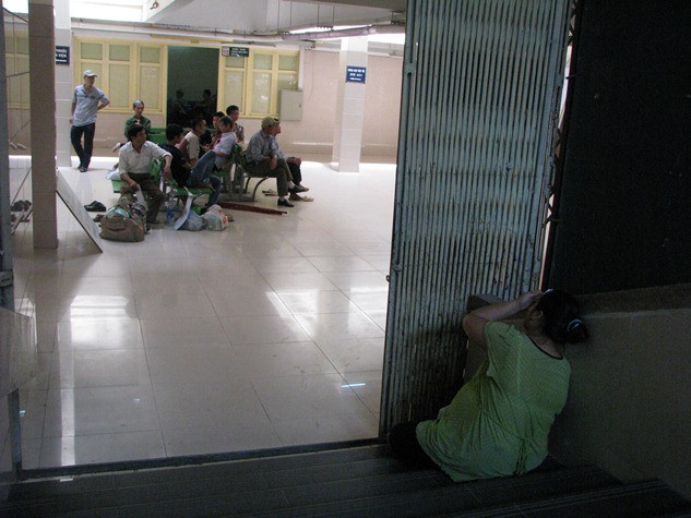 Phụ nữ mang thai cũng chịu cảnh “nóng chung” cùng thời tiết.