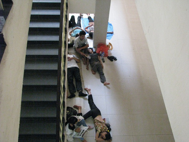 Vật vã những góc hành lang, những bậc lên xuống của bệnh viện đều được người dân xin “đóng đô”