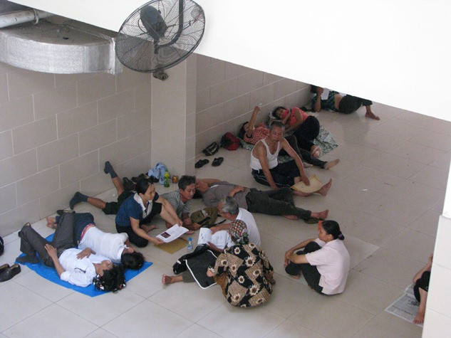 Cầm trên tay bệnh án, chị Hải Yến- Hà Nội chia sẻ “ vào dịp nắng nóng, cả gia đình tôi cùng đồng loạt đổ bệnh, vào trong bệnh viện nhìn thấy nhiều người khỏe cũng “ ngã bênh”, không biết tới khi nào mới qua được kiếp nắng nóng này”.