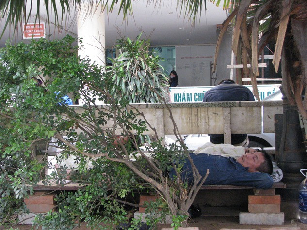 Nhiều người chọn được gốc cây an toàn để tránh nắng.