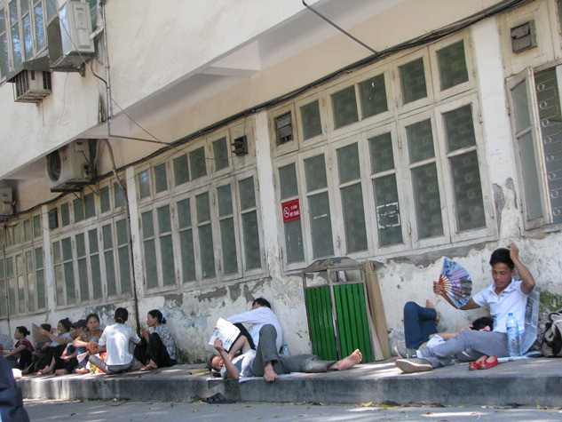 Những chiếc quạt tay tưởng chừng như vô tác dụng với dân công sở, nhưng với người bệnh, chính nó có tác dụng cứu sinh sự sống cho họ.