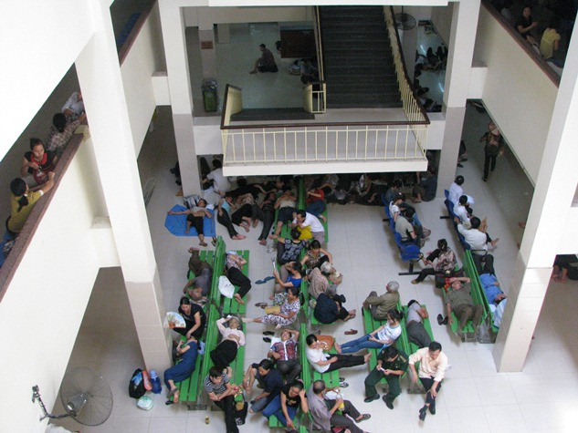 Nhìn trên tòa nhà bệnh viện cao thăm thẳm là sự “đối nghịch” với những kiếp người đang vật vã chống chọi với bệnh tật.