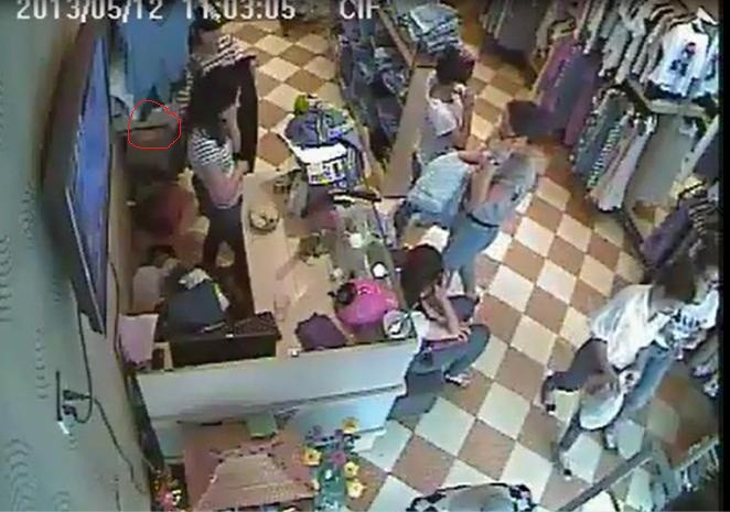 Lợi dụng lúc nhân viên đang nghe điện thoại cô gái thò tay lấy trộm điện thoại nhưng không thành