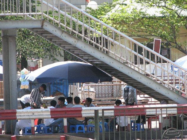 Những người “di cư” họ cũng nhanh chóng chọn cho mình nơi gầm cầu đi bộ làm nơi trú nóng tạm thời nhất.