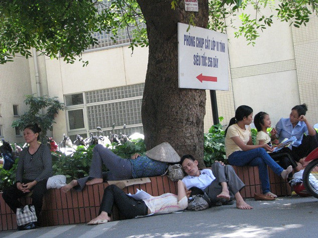 Nắng nóng gay gắt những ngày qua khiến nhiều người, nhất là người già và trẻ nhỏ, đổ bệnh.