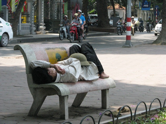 Những “thợ xây” được mệnh danh là: “chống đỡ cho từng ngôi nhà”. Vậy nhưng, chính họ cũng không thể chống đỡ được thời tiết khắc nghiệt khi nắng nóng đổ bộ.